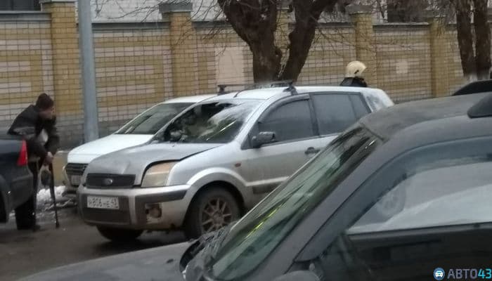 На Молодой Гвардии произошло возгорание автомобиля Ford Fusion