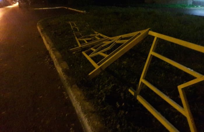 Не прошло и недели: “кореец” снес новое ограждение