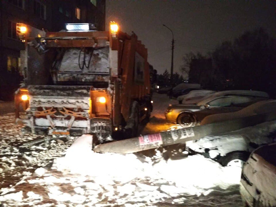 Опора ЛЭП придавила машину на Луганской