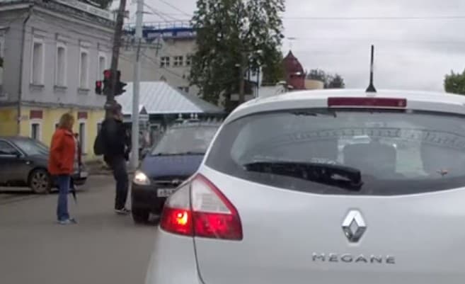 Водитель Getz едва не сбил пешеходов на Ленина
