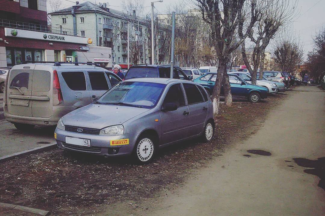 Штрафы за парковку на газоне станут реальностью