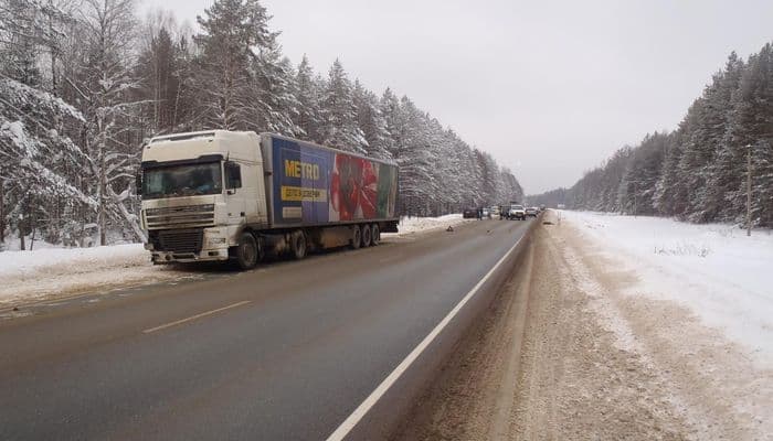 Мужчина на внедорожнике выехал на «встречку», где столкнулся с грузовиком и не только