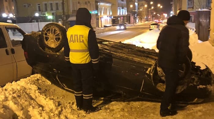 Новый год начался с перевернутой легковушки в центре города