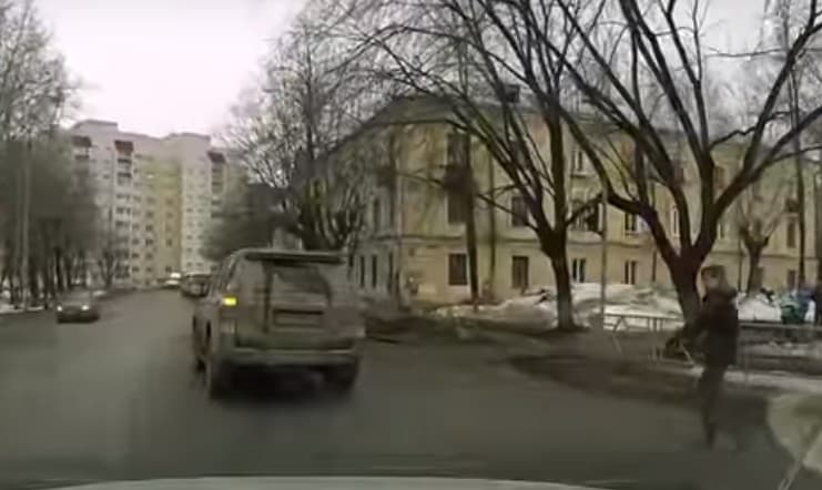 Пьяный пешеход вышел на перекресток на красный сигнал светофора