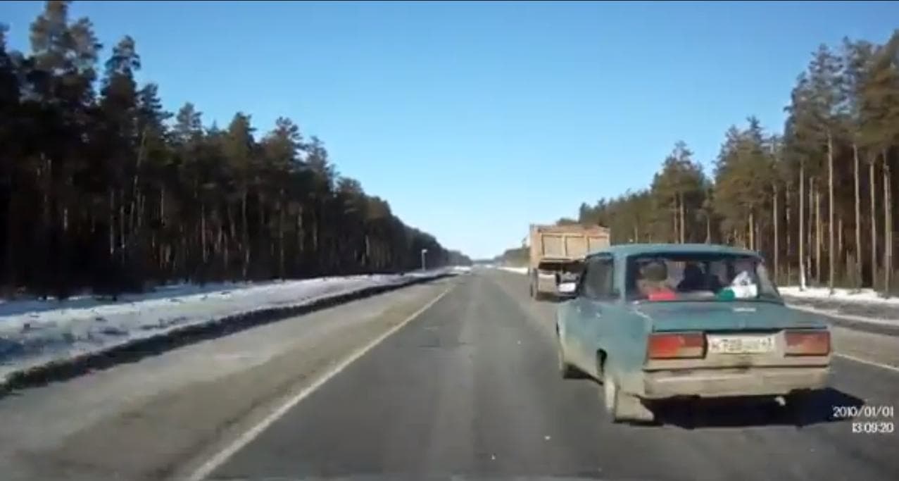 Невнимательность водителя едва не привела к серьезному ДТП [видео]