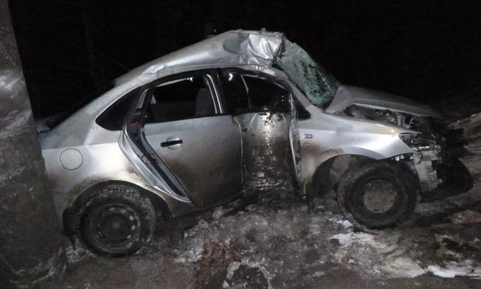 В Кирове Volkswagen врезался в столб: в аварии пострадала 5-летняя девочка