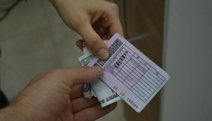 Что будет, если купить поддельную медсправку для получения водительских прав?