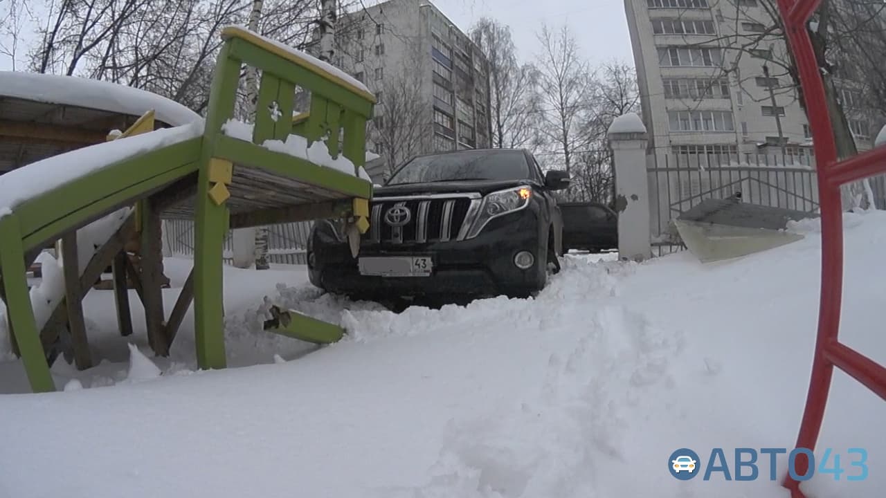 На Молодой Гвардии Toyota протаранила забор детского сада