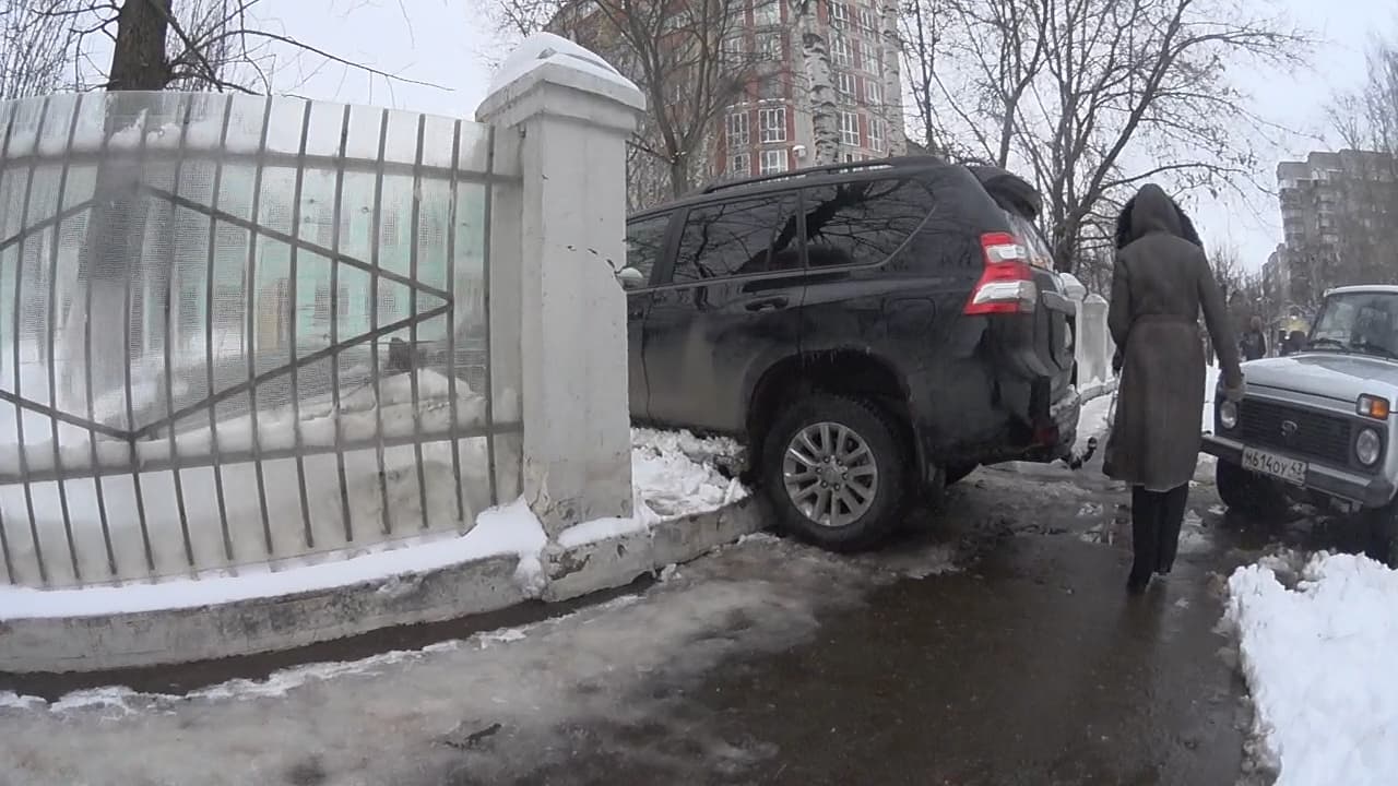 На Молодой Гвардии Toyota протаранила забор детского сада