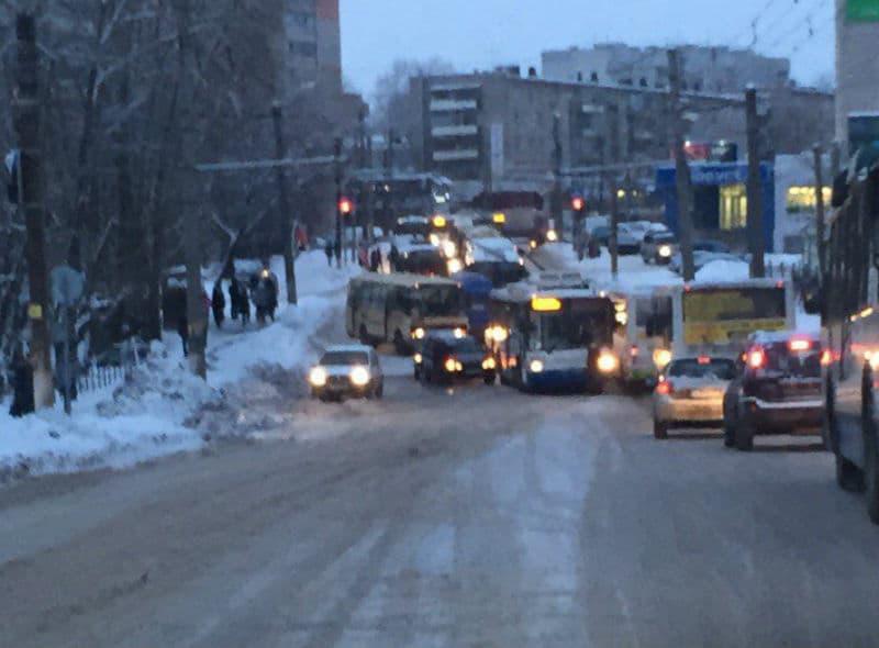Улица Щорса в Кирове встала в пробке