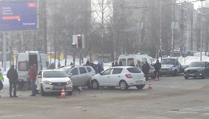 На перекрестке Московской и Производственной произошло ДТП с участием 5 машин