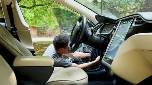 В чем дело, Илон Маск? Американец устал ждать ремонт своей “Теслы” в сервисе и починил её сам