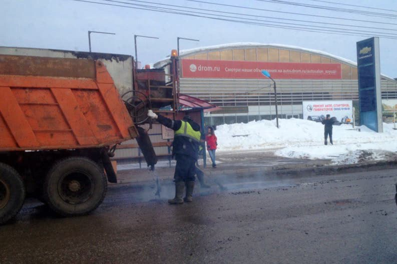 На Воровского начали заделывать дыры в асфальте