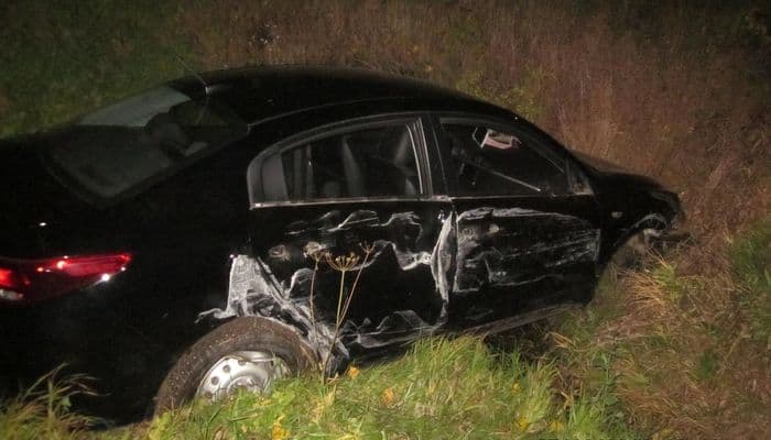 В Кирове мужчина улетел в кювет и врезался в столб: после аварии он решил выпить
