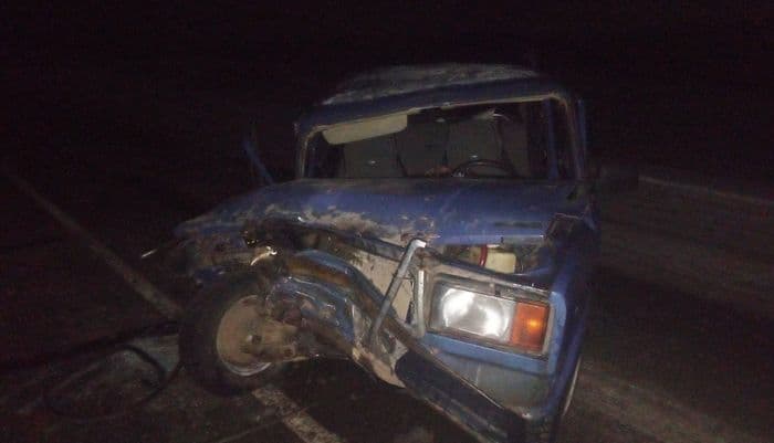 В Котельничском районе бесправник на «семёрке» врезался в грузовик, а потом выпил