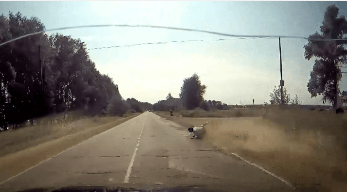 Скутерист упал с мопеда и едва не попал под машину