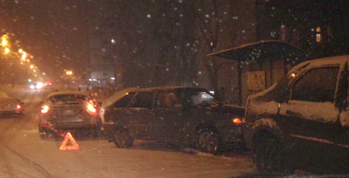 Вечерний гололед. На Милицейской столкнулись 6 машин