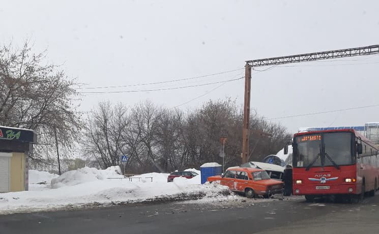 У «Солнечного берега» 2 легковушки врезались в сугроб