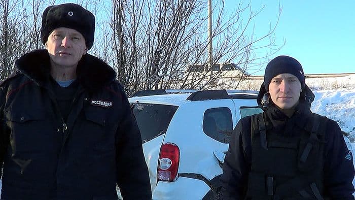 Росгвардейцы вызволили малолетнюю девочку и её маму из перевернувшегося автомобиля