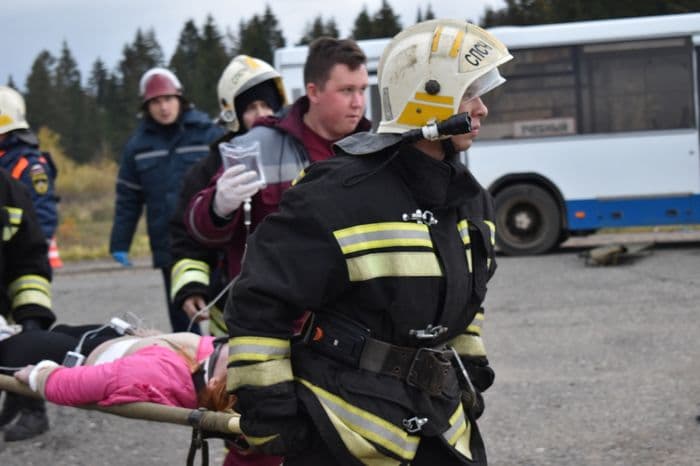 Столкнулись автобус, легковушка и бензовоз: в Кирове прошли масштабные учения
