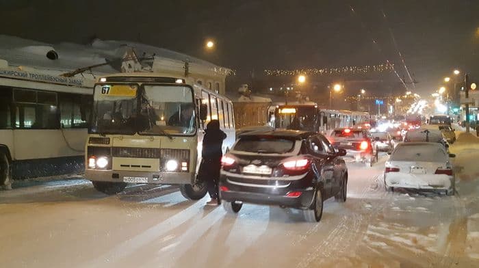 Улица Ленина «встала»: полицейские и судебные приставы толкают автобусы
