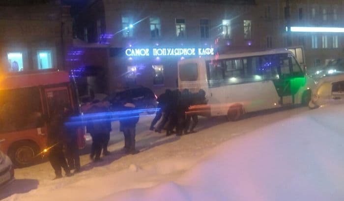 Улица Ленина «встала»: полицейские и судебные приставы толкают автобусы