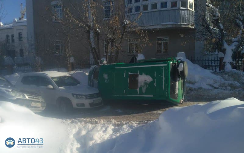 На Урицкого опрокинувшийся Transporter придавил кроссовер