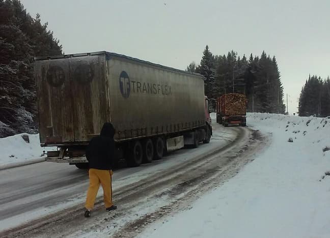 Ночью на трассе Киров - Пермь едва не произошло массовое ДТП из-за наледи