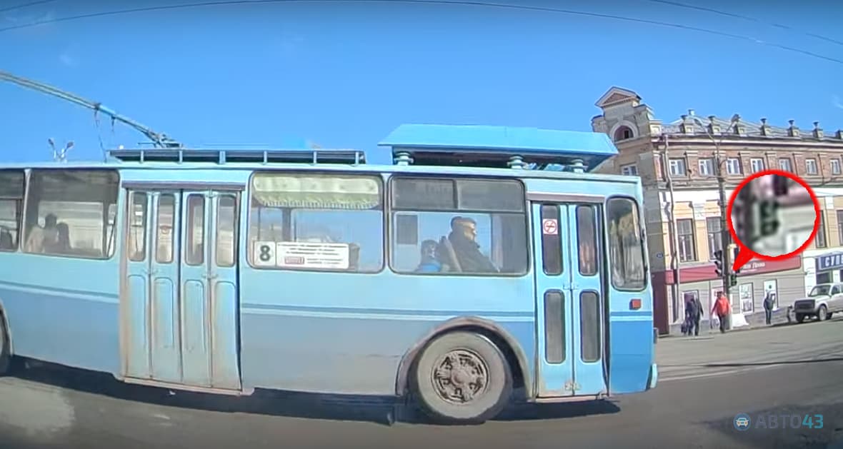 На Ленина троллейбус с пассажирами пролетел на «красный»