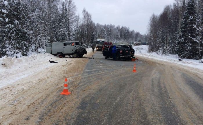 На трассе “УАЗик” столкнулся с “Нивой”, результат: 4 человека получили травмы