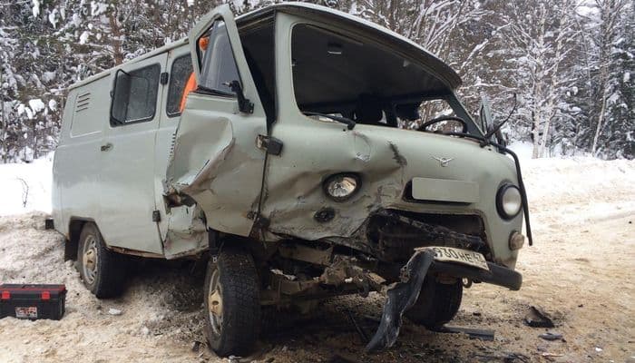 На трассе “УАЗик” столкнулся с “Нивой”, результат: 4 человека получили травмы