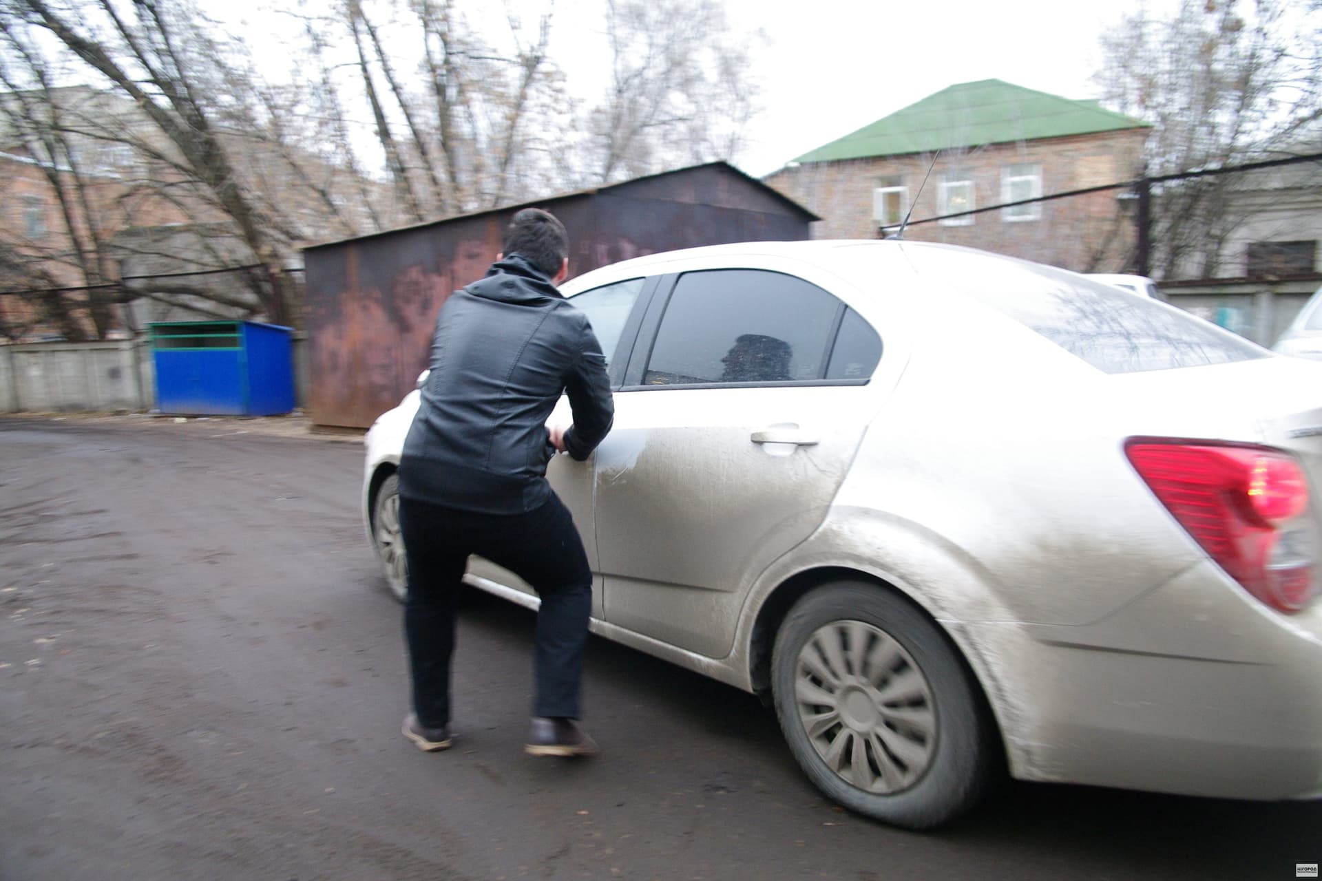 Сотрудники автосервиса приехали воровать колёса на угнанной машине