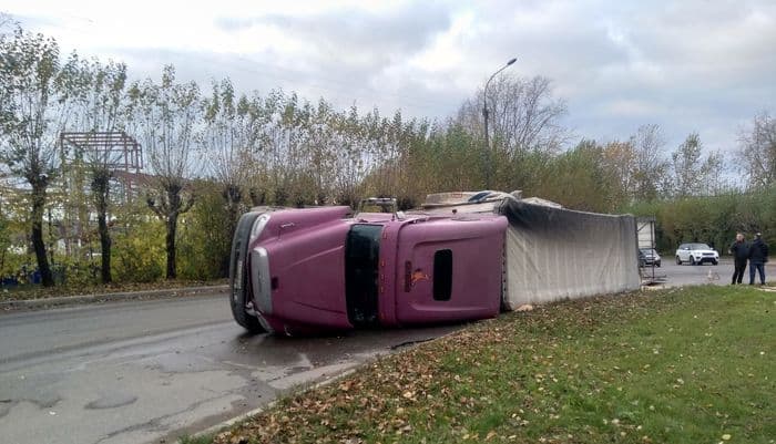 На перекрестке с круговым движением перевернулась фура