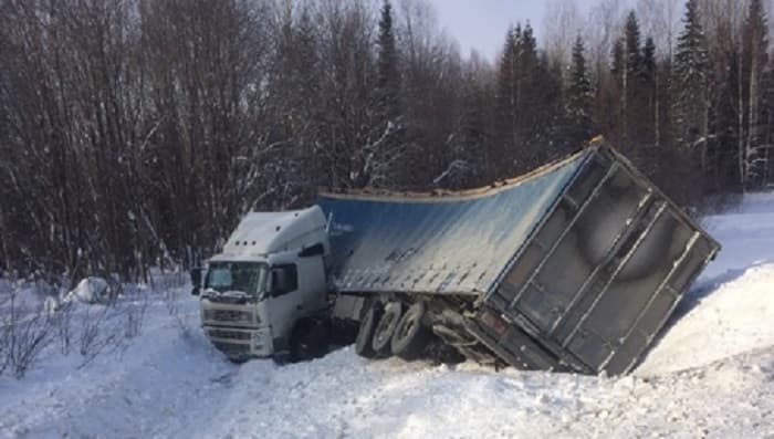 На трассе в страшные морозы: что произошло с водителем вылетевшей в кювет фуры?