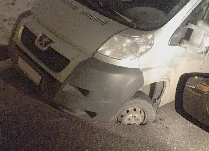 На Московской в яму в асфальте провалился фургон