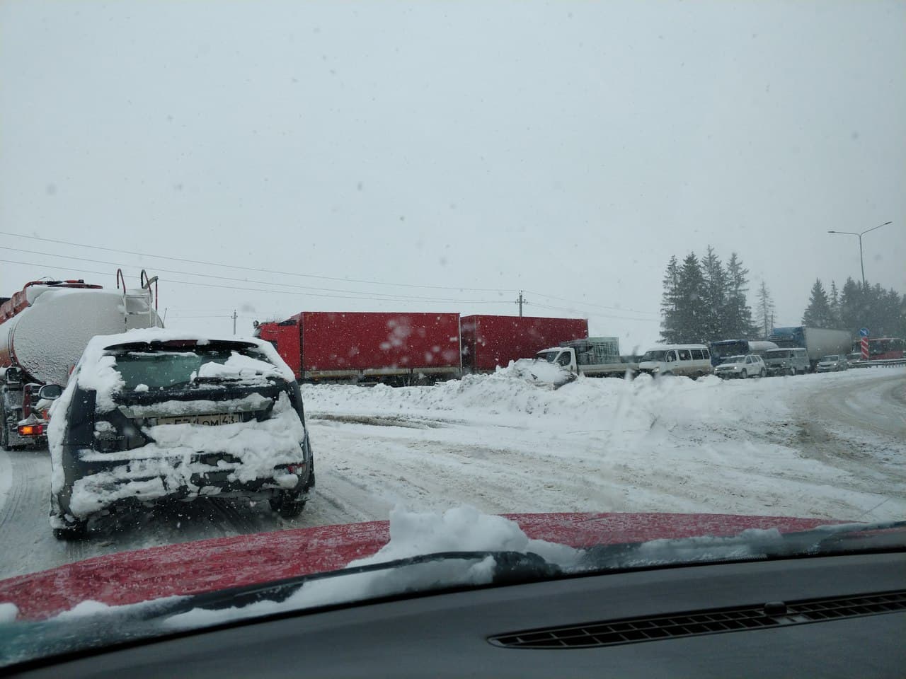 Аварии и пробки. Киров второй день засыпает снегом