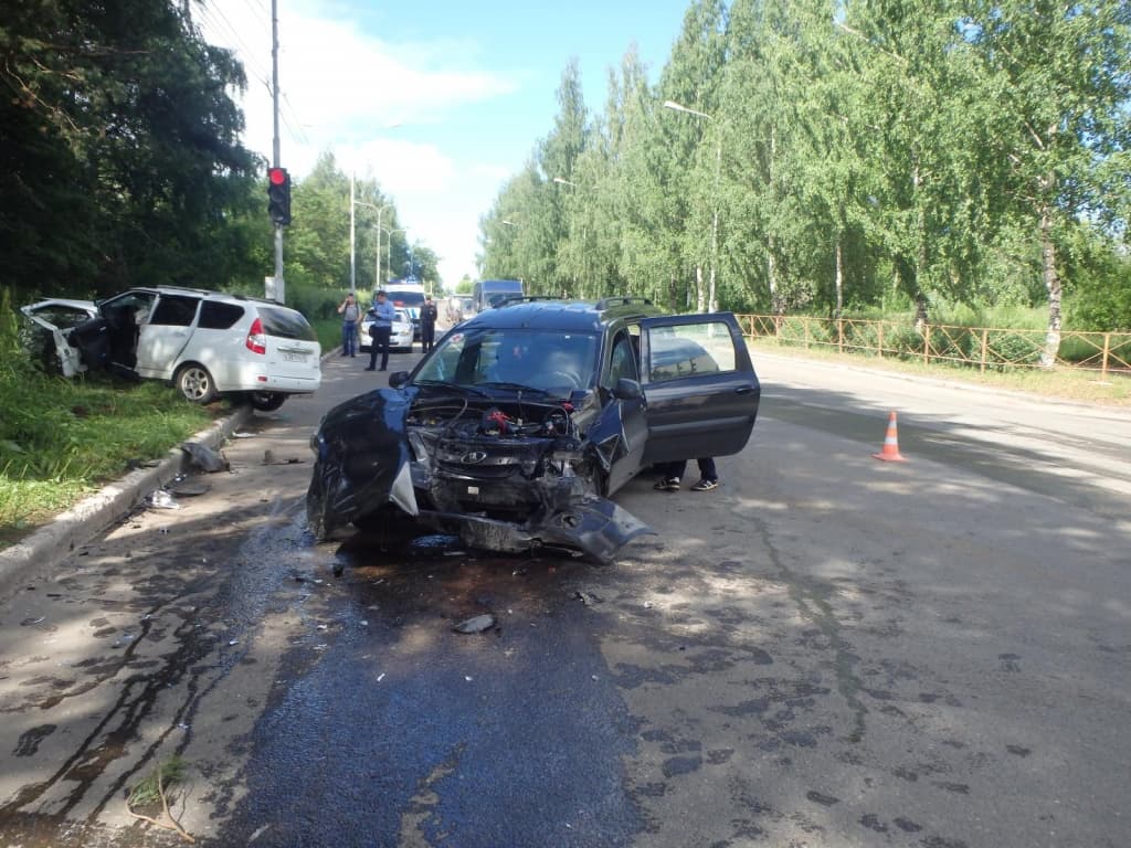 В Чепецке водитель «Приоры» проехал на «красный» и протаранил «Ларгус»