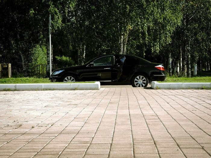 Правительство Кировской области планирует закупить 19 черных авто