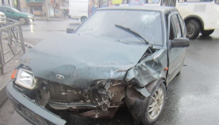 В Кирове мужчина на «четырке» врезался в «Мерседес»