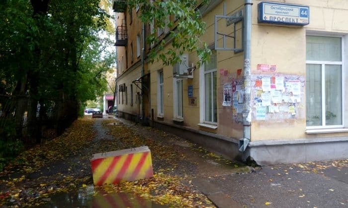 Стало известно, кто и зачем установил бетонные блоки на улице Чехова