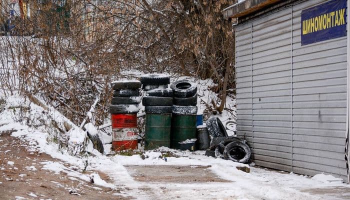 Разрушают дороги: в «Автодоре» предложили штрафовать за езду на шипованных шинах