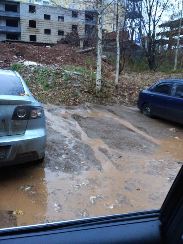 На Широтной машины сковал смытый грунт