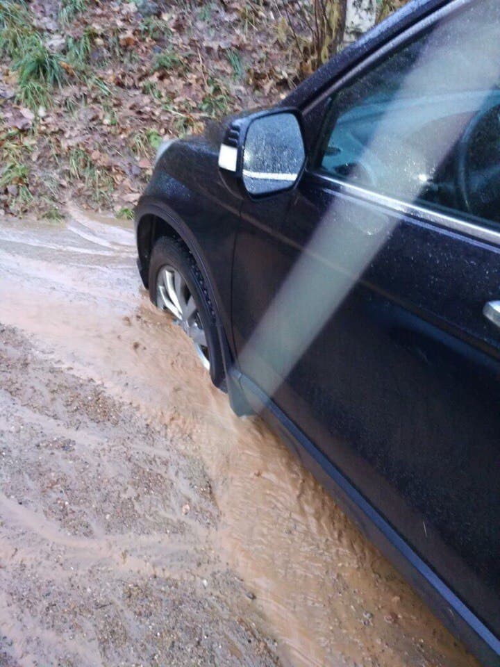 На Широтной машины сковал смытый грунт