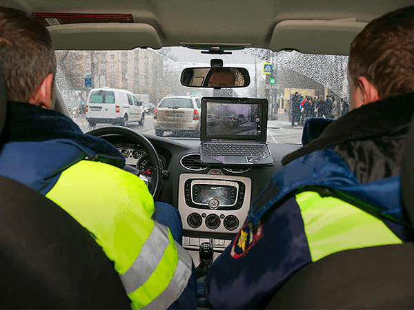На кировских дорогах работает шпионский автомобиль УГИБДД