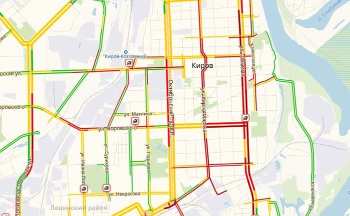 Улица Ленина «встала»: полицейские и судебные приставы толкают автобусы