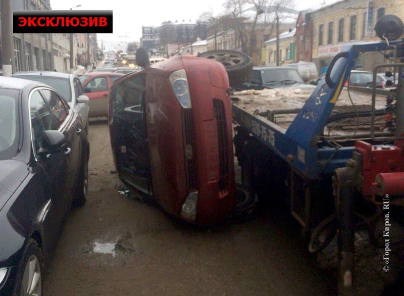 В Кирове владелец эвакуатора избил водителя, который уронил «Калину» на «Ягуар»