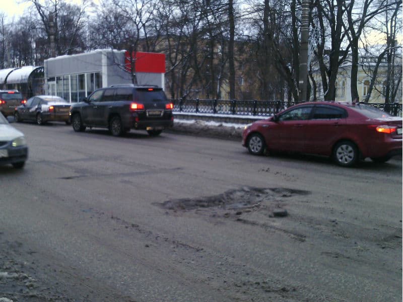 На дороге рядом с кинотеатром «Октябрь» образовалась большая яма