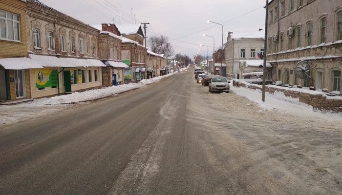 В Яранске пенсионер переходил дорогу в неположенном месте и попал под колеса