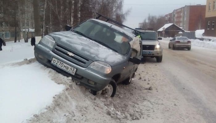 Пожилой водитель на «Ниве» погиб во время движения автомобиля