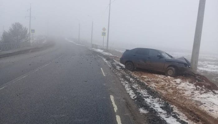 В Кировской области возможно пьяный молодой человек на «Ладе» влетел в столб